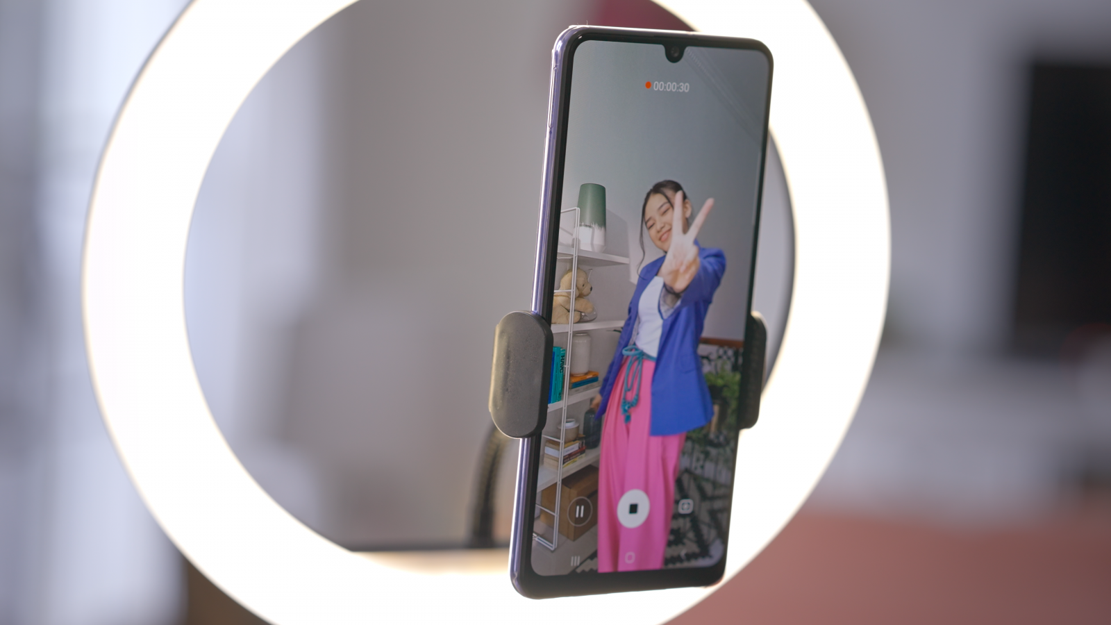 Kriteria Smartphone Pembuat Konten Video Musik ala Anneth Delliecia