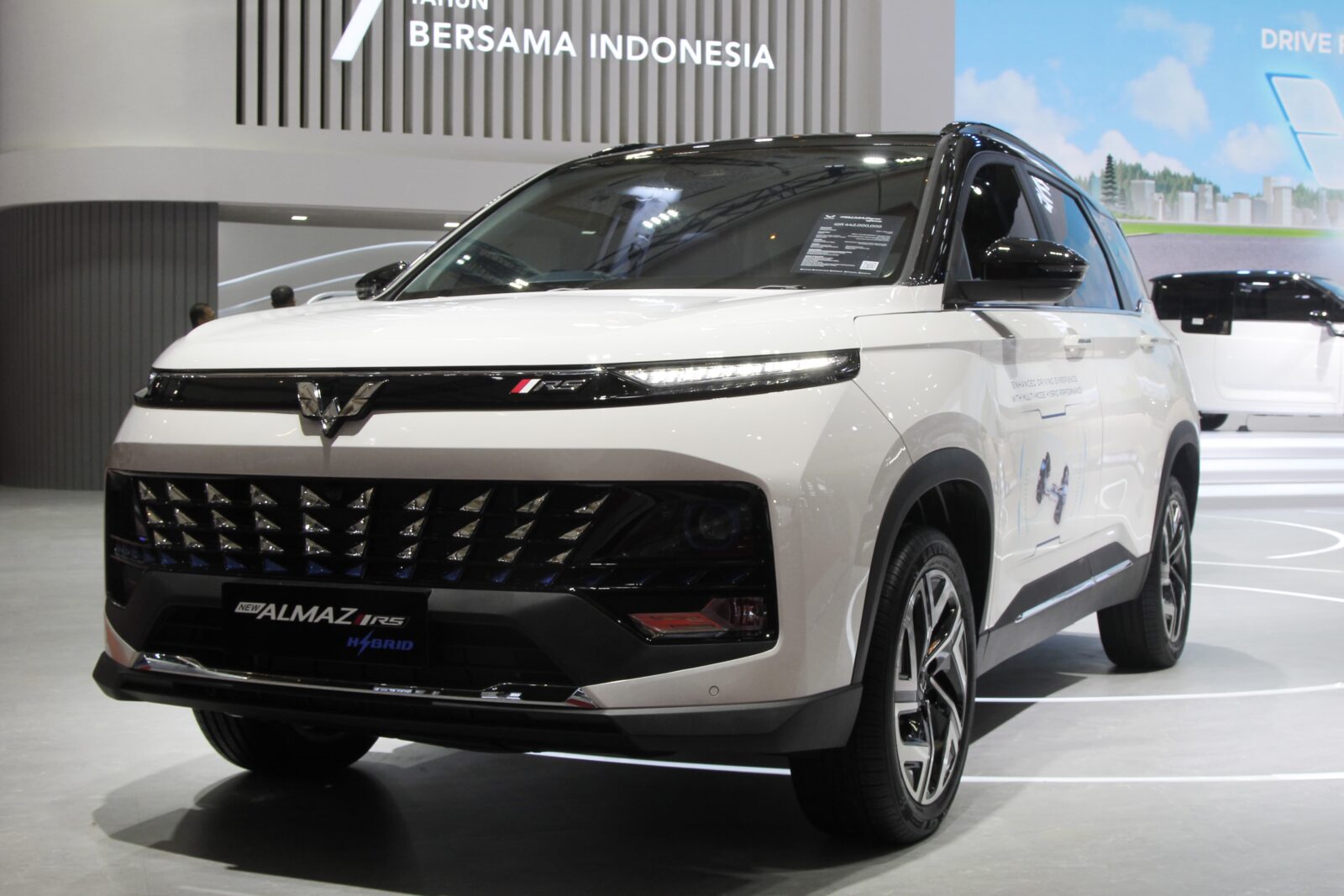 New Wuling Almaz RS Pro Hybrid